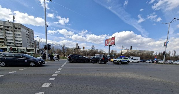 Катастрофа до Бизнес парка в София, има пострадала (СНИМКА)