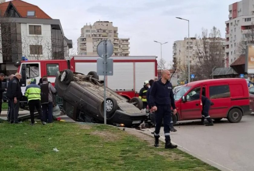 Тежък сблъсък в Монтана, кола е по таван