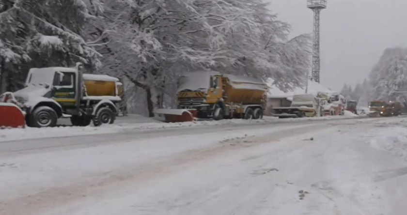 Сняг на Петрохан, пет машини почистват пътя