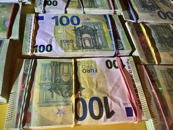 Повдигнаха обвинение на задържаните за 1,2 млн. фалшиви евро