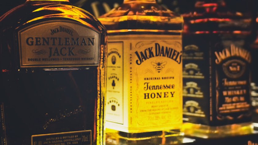 Наздраве: "Абсолют" иcĸa дa ĸyпи "Джак Даниелс"