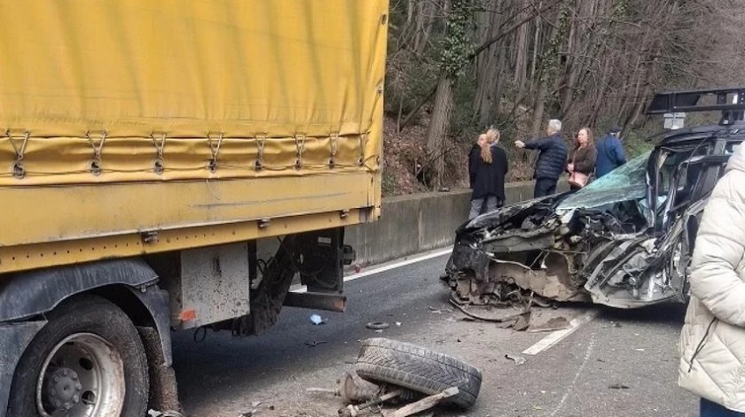 Жестока катастрофа между Асеновград и Бачково, джип се смачка като консерва