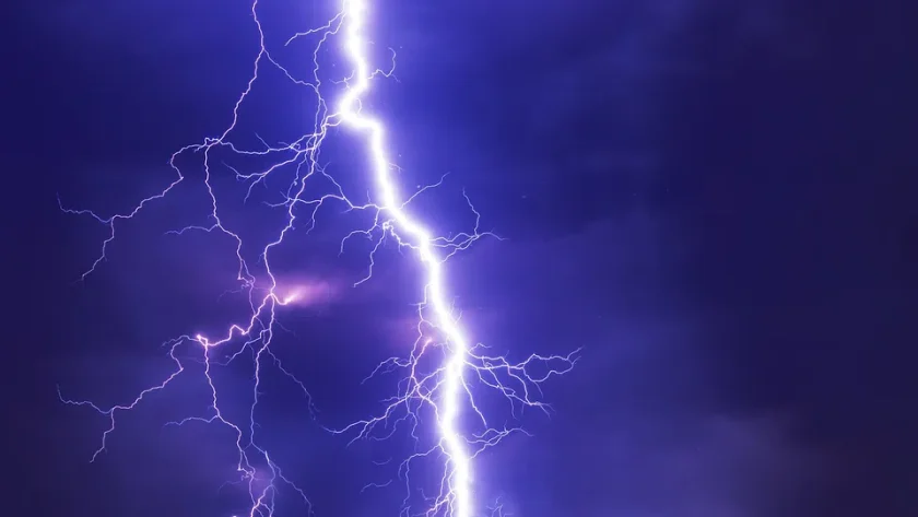 Мълния удари "Бурдж Халифа" (ВИДЕО)