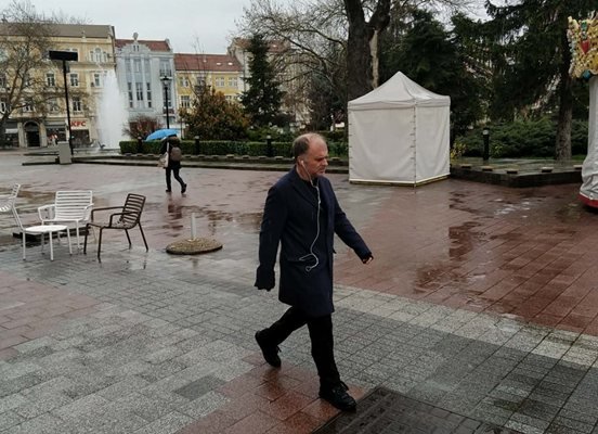 В Пловдив: Министър Найденов крачи смело под дъжда, отказа чадър от минувач