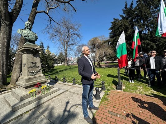 Костя поднесе цветя на паметника на граф Игнатиев във Варна 
