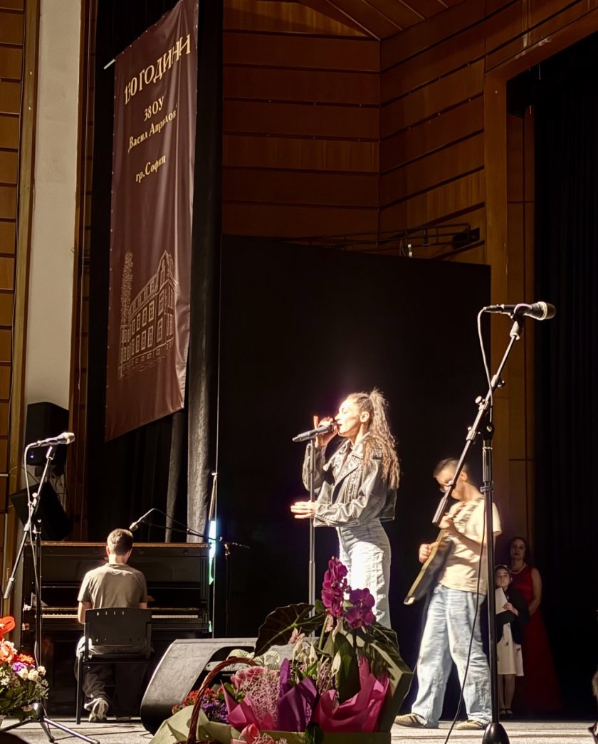 Керана и учител-рокаджия завладяха сцената за 130 години 38 ОУ "Васил Априлов"