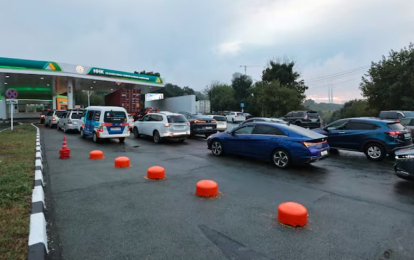 Руснаците го закъсаха: Москва забранява износа на бензин заради скока в цените на горивата