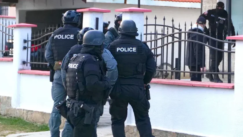 СПЕЦАКЦИЯ: 24 души задържани във "Факулета" за купуване на гласове и дрога