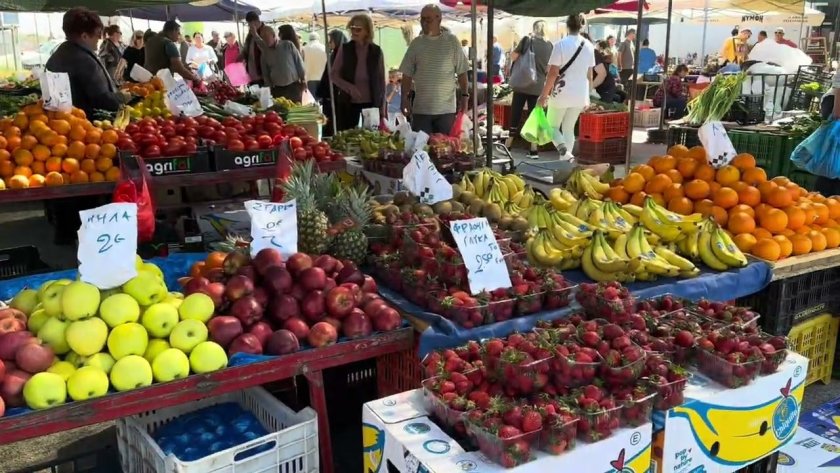 Нашенци се втурнаха на евтин пазар в Гърция, за 50 евро пълнят торбите