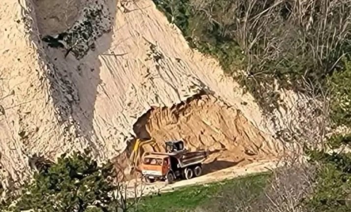 Съсипват пясъчните пирамиди в Мелник