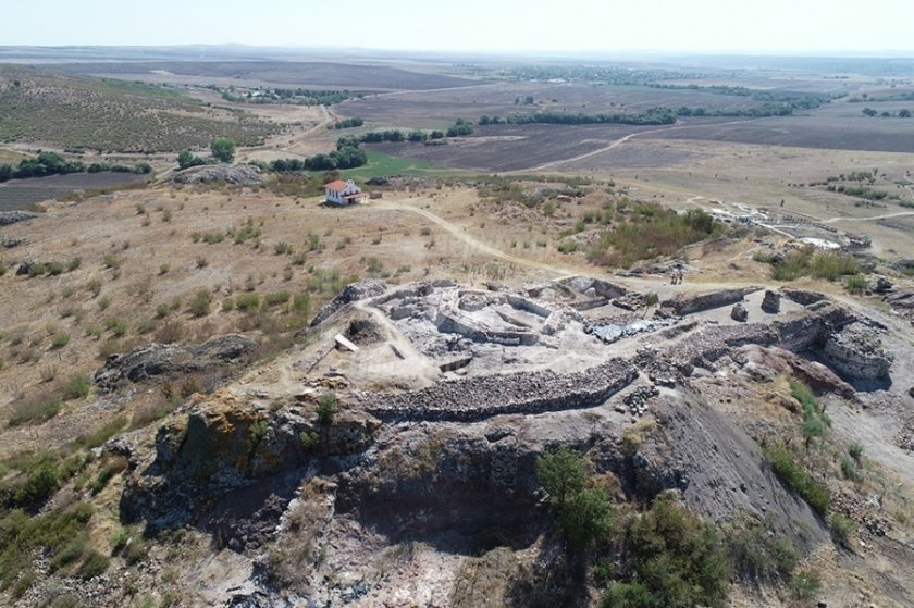 Реставрират крепостта Русокастро