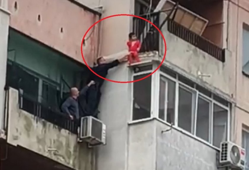 Полицаят, спасил детето, увиснало от 8-ия етаж: Обещах му шоколад