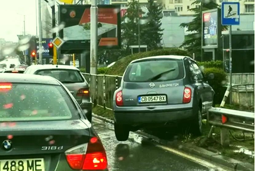 Катастрофа задръсти кръстовище на ключов булевард в София