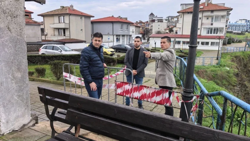 Обезопасяват срутената алея в Ахтопол