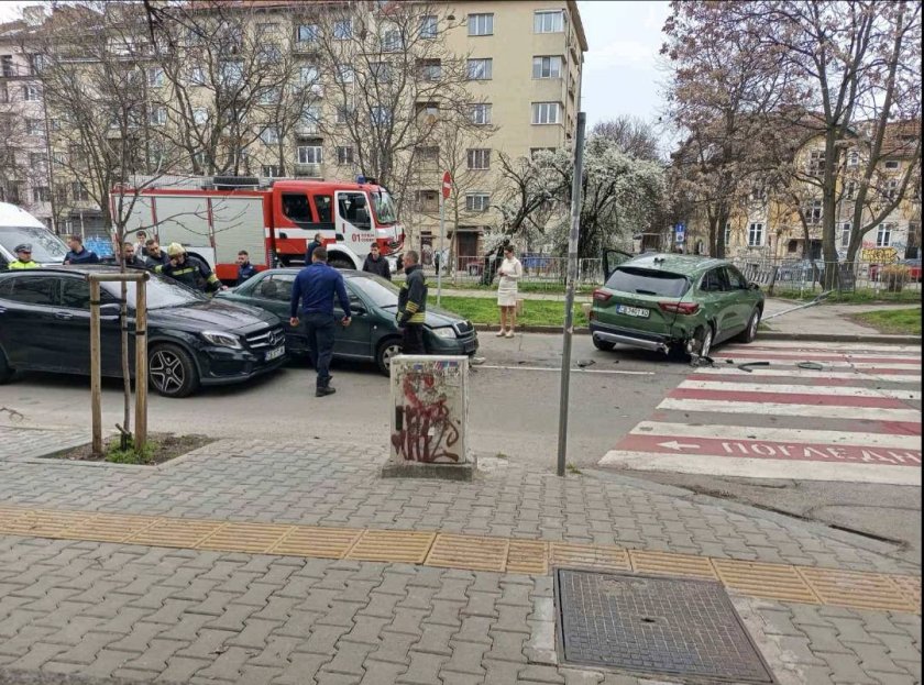 Катастрофа с три коли задръсти столицата (СНИМКИ)