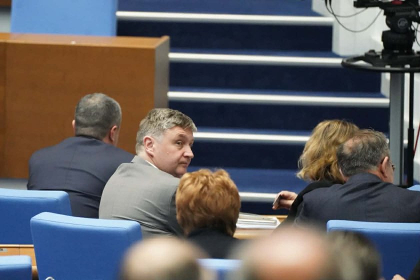 Депутатите "дъвчат" цените на горивата и "Петрохан - Околчица"