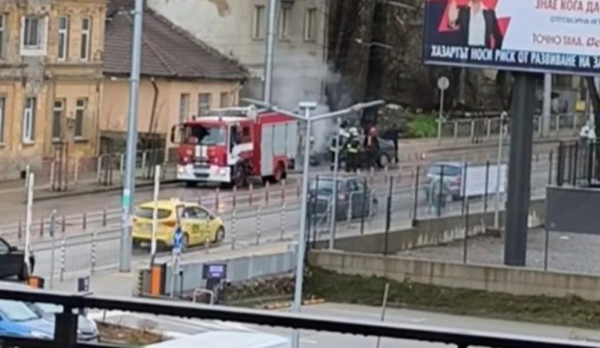 Горящ автомобил затрудни движението в "Княжево" тази сутрин