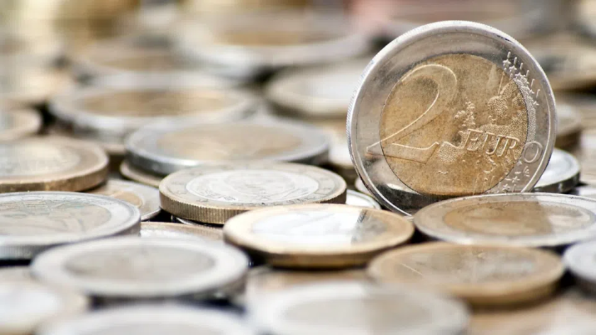 Еврото отстъпва на долара