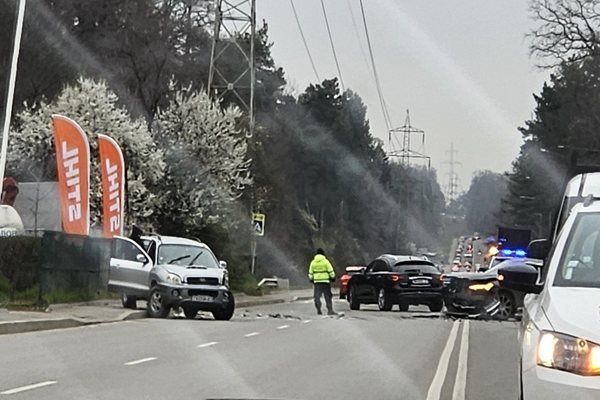 Две катастрофи затрудняват трафика в София