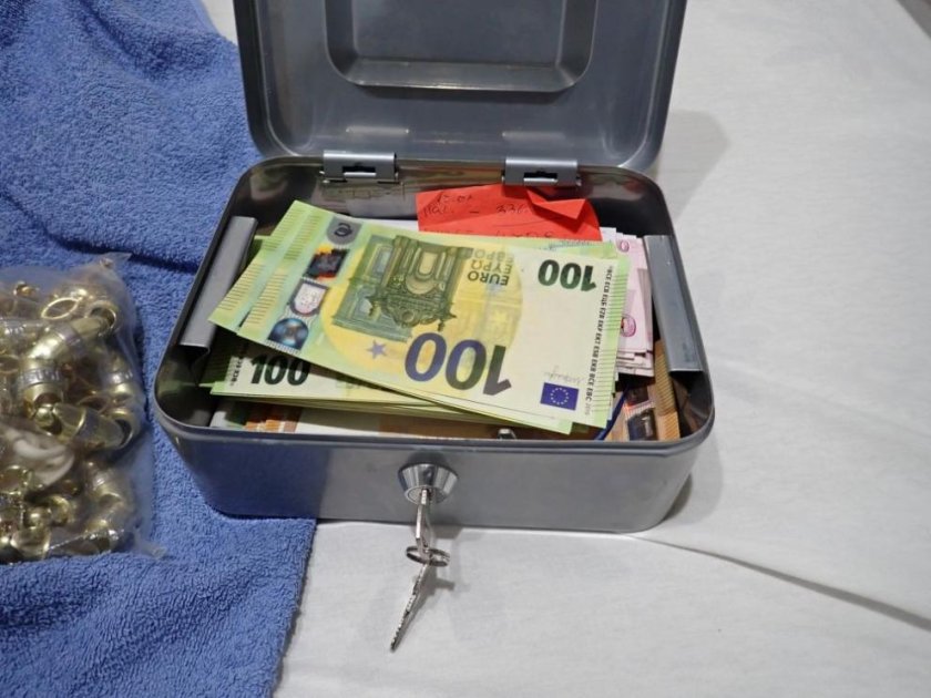 Задържаха млад мъж и над 14 000 евро за купуване на гласове в Кубрат (СНИМКИ)