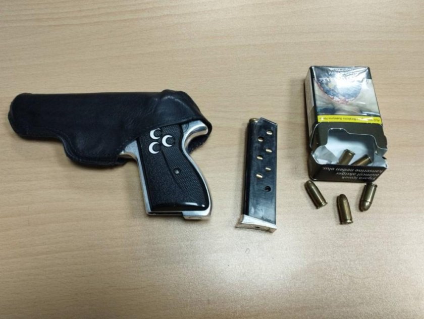 На &bdquo;Капитан Андреево&ldquo;: Спипаха турчин с контрабанден боен пистолет, патрони и цигари (СНИМКИ)