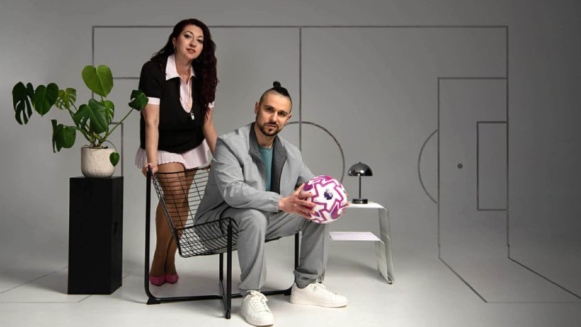 Пищна брюнетка се впуска в дебрите на футбола