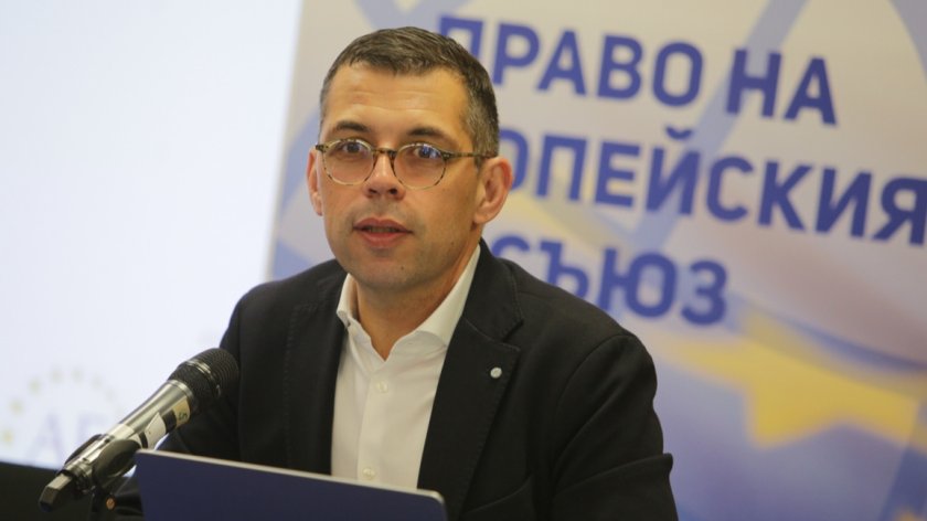 Мандатът на Андрей Гюров като премиер не е поставен под