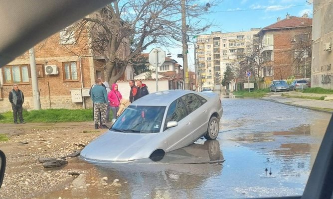 Кола потъна в наводнена улица в Пловдив