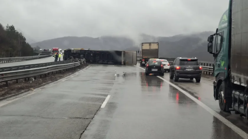 ТИР се обърна на АМ &bdquo;Хемус&ldquo; след първия тунел в посока Ботевград (СНИМКИ)