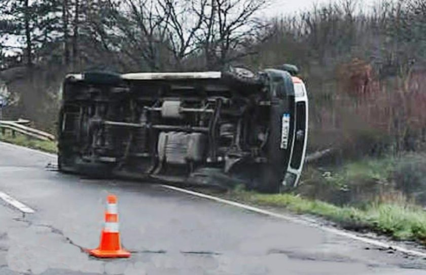 Товарен бус се обърна между Атия и Росенец