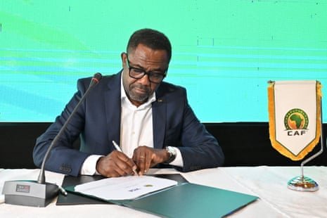Шефът на африканския футбол​ напусна