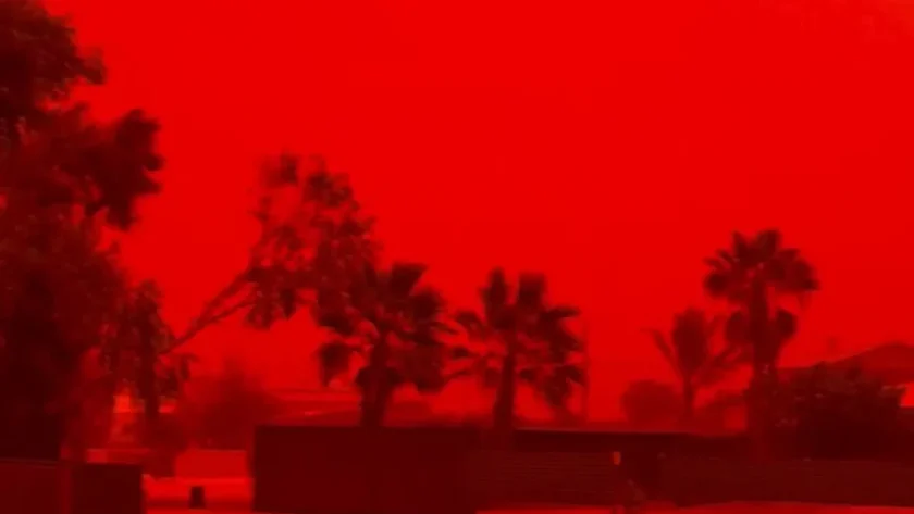 Апокалиптично: Небето над Австралия стана кървавочервено (ВИДЕО)