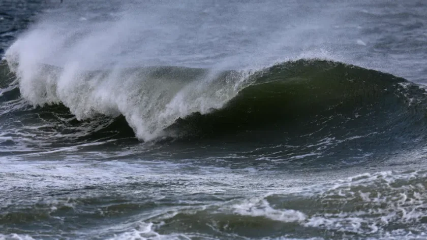 Морето изхвърли крило на боен дрон на бургаски плаж