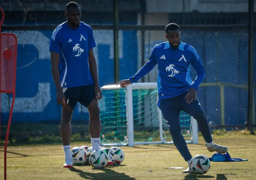 Левски вдигна двама за Добрич