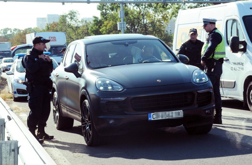 Осъдиха петима във Варна за контрабанда на крадени коли