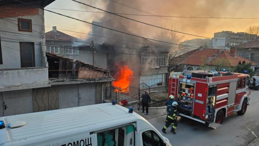 Пожар лумна в къща в Свищов