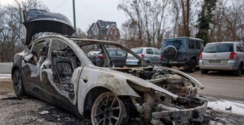 Кола пламна на червен светофар