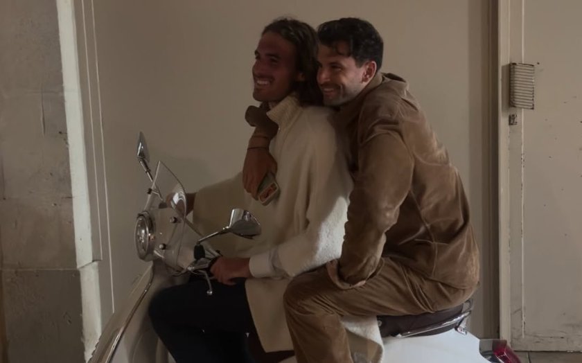 Ride or die: Гришо приклещи Циципас на скутер