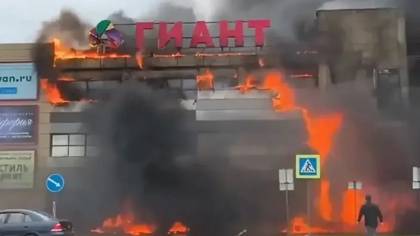 Стотици бягат от горящ мол в Русия