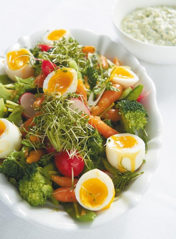 Великден с Lupa.bg: Зеленчукова салата с ябълков млечен сос и рохки яйца