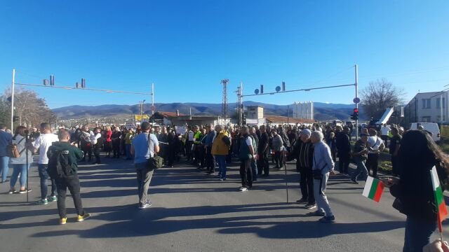 Заради проточил се ремонт: Жители на 10 населени места блокираха Околовръстното край Пловдив 