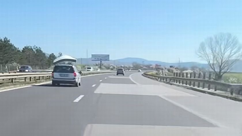 Опасен инцидент на АМ &bdquo;Хемус&ldquo;: Матрак изхвърча от автомобил