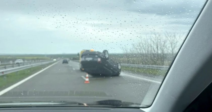 Бързата работа... Автомобил се обърна по таван на АМ "Тракия"