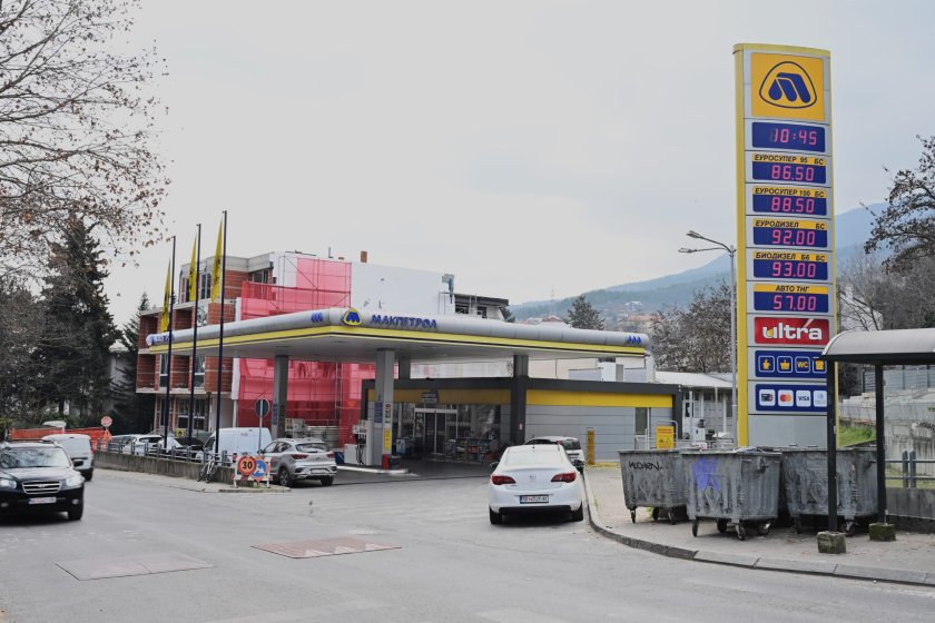 У комшиите: След като намали ДДС върху горивата, Мицкоски свали и акциза