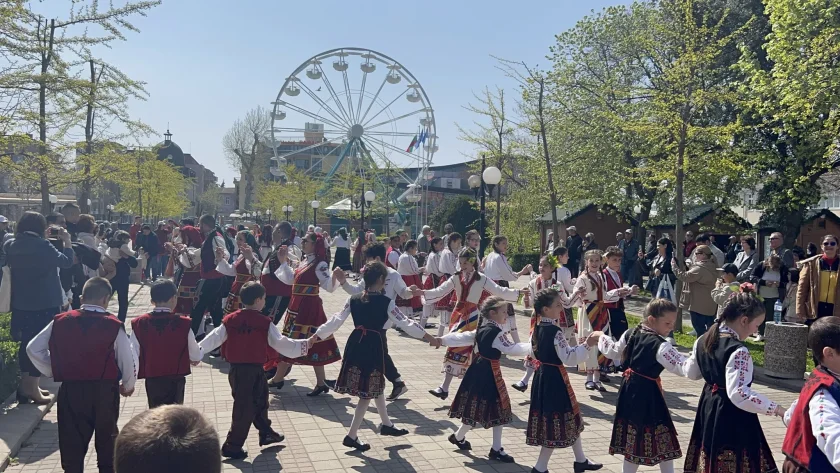 В Поморие празнуват Великден с кръшни хора и ароматни козунаци