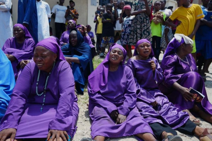 Близо 100 убити в нападения в Нигерия