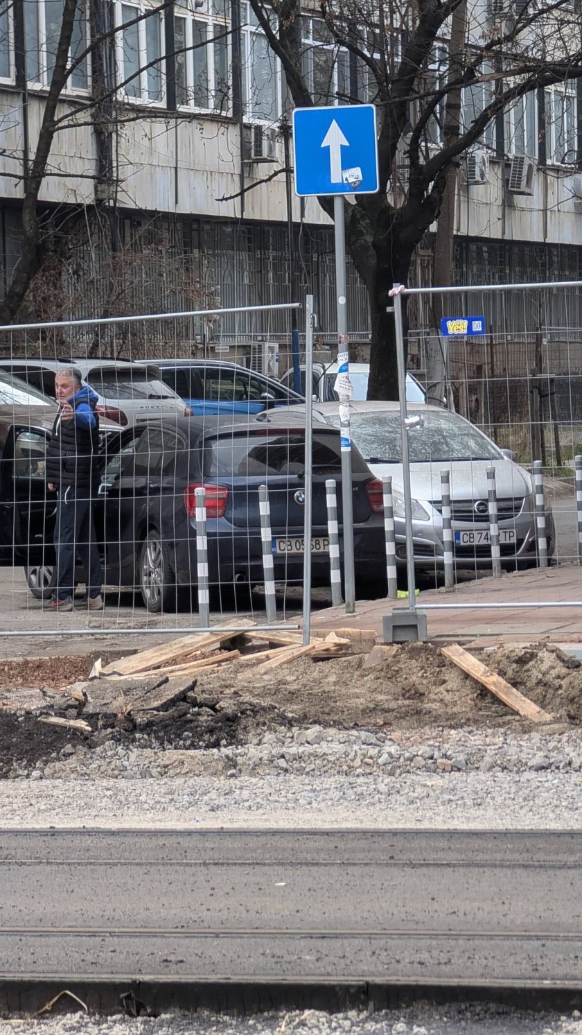 Ало, полицията, спите ли? Наглец краде плочки пред районно! (СНИМКИ)