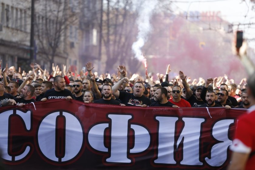 Феновете на ЦСКА с шествие преди дербито