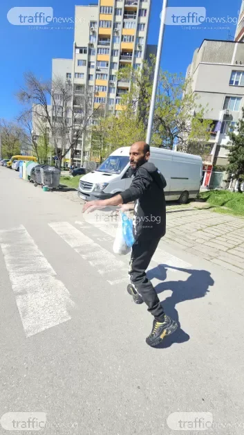 Рових и видях тяло! Беше на млад мъж. Имаше и