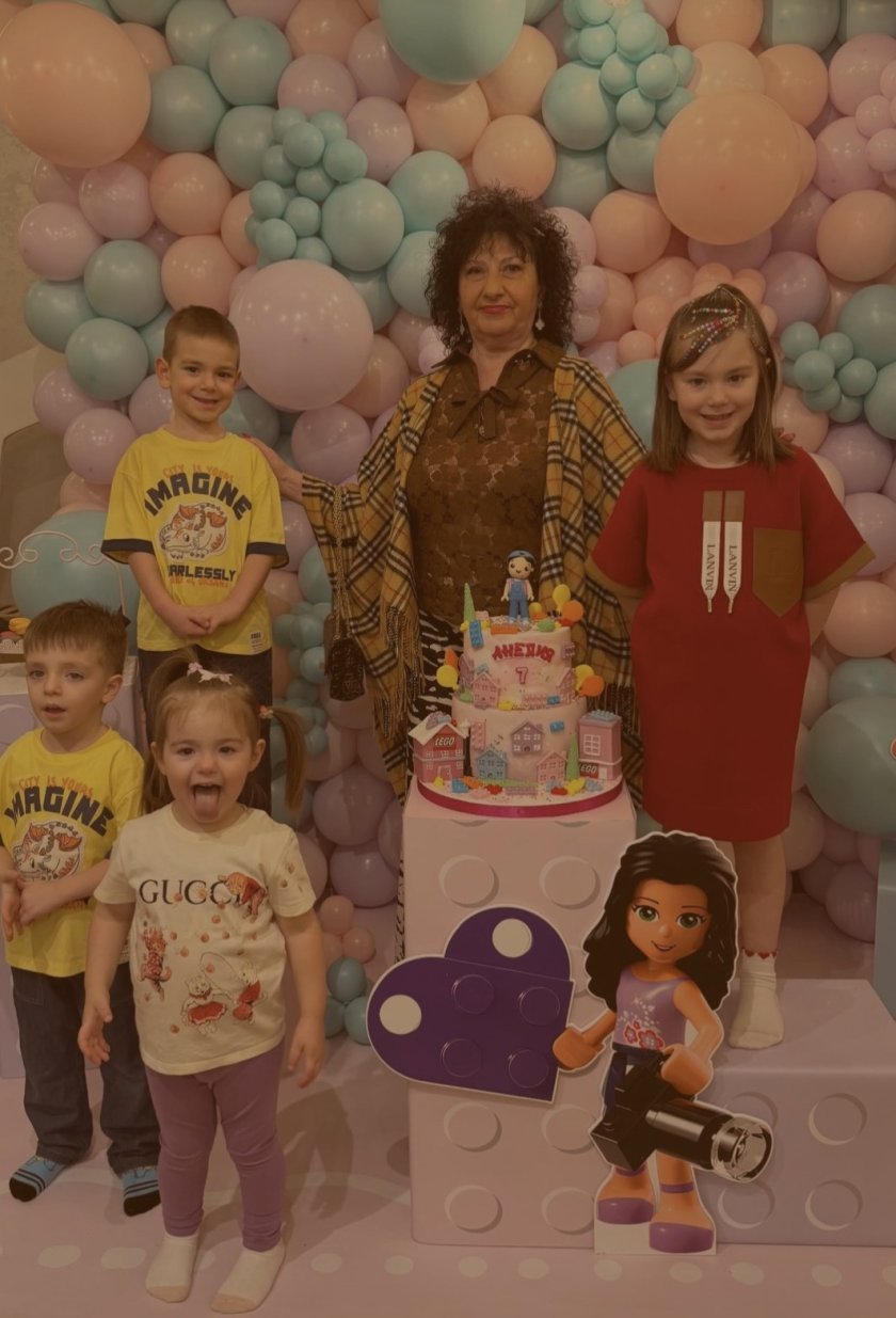 Ето я баба Гущерова с малките гущерчета